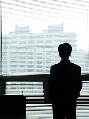 포토 JPG 스튜디오촬영 남자 40대 중년 회사 비즈니스 창문 실내 한명 사람 동양인 정장 상반신 성인 뒷모습 사무실 블라인드 직장인 창가 남자만 남자한명만 성인남자만 성인한명만 성인남자한명만 중년만 중년남자만 중년남자한명만 성인만 국내포토 직업 1 옷 뷰포인트 인종 내부 커튼 파일형식