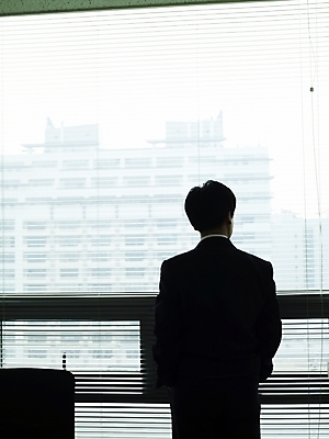 포토 JPG 스튜디오촬영 응시 남자 40대 중년 회사 비즈니스 창문 실내 한명 사람 동양인 정장 상반신 성인 뒷모습 사무실 블라인드 창가 남자만 남자한명만 성인남자만 성인한명만 성인남자한명만 중년만 중년남자만 중년남자한명만 성인만 국내포토 1 시선 옷 뷰포인트 인종 내부 커튼 파일형식