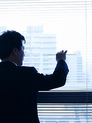 포토 JPG 스튜디오촬영 응시 남자 40대 중년 회사 비즈니스 창문 실내 한명 사람 동양인 정장 상반신 성인 뒷모습 사무실 블라인드 창가 남자만 남자한명만 성인남자만 성인한명만 성인남자한명만 중년만 중년남자만 중년남자한명만 성인만 국내포토 1 시선 옷 뷰포인트 인종 내부 커튼 파일형식