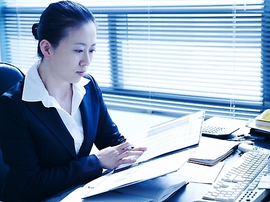 포토 JPG 스튜디오촬영 여자 회사 비즈니스 실내 한명 사람 동양인 정장 상반신 20대 성인 사무실 펜 볼펜 한국인 업무 직장인 비즈니스우먼 작업실 문서 여자만 여자한명만 성인여자만 청년만 청년여자만 성인한명만 청년여자한명만 성인여자한명만 성인만 국내포토 직업 1 옷 인종 청년 내부 필기구 작업 파일형식