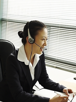 포토 JPG 스튜디오촬영 여자 회사 비즈니스 실내 한명 미소 웃음 사람 동양인 정장 상반신 20대 성인 사무실 펜 볼펜 헤드셋 한국인 업무 직장인 비즈니스우먼 작업실 상담원 상담 문서 텔레마케팅 안내원 통화 서류검토 여자만 여자한명만 성인여자만 청년만 청년여자만 성인한명만 청년여자한명만 성인여자한명만 성인만 국내포토 직업 1 옷 음향기기 모션 표정 인종 청년 내부 필기구 헤드폰 작업 사무원 서비스업 확인 파일형식