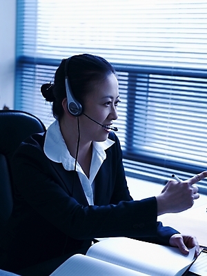 포토 JPG 스튜디오촬영 여자 회사 비즈니스 실내 한명 미소 웃음 사람 동양인 정장 상반신 20대 성인 사무실 펜 볼펜 헤드셋 한국인 업무 직장인 비즈니스우먼 작업실 상담원 상담 문서 텔레마케팅 안내원 통화 서류검토 여자만 여자한명만 성인여자만 청년만 청년여자만 성인한명만 청년여자한명만 성인여자한명만 성인만 국내포토 직업 1 옷 음향기기 모션 표정 인종 청년 내부 필기구 헤드폰 작업 사무원 서비스업 확인 파일형식