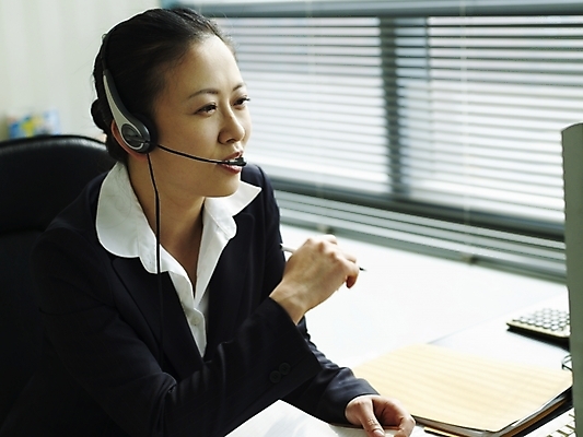 포토 JPG 스튜디오촬영 여자 회사 비즈니스 실내 한명 미소 웃음 사람 동양인 정장 상반신 20대 성인 사무실 펜 볼펜 헤드셋 한국인 업무 직장인 비즈니스우먼 작업실 상담원 상담 텔레마케팅 안내원 여자만 여자한명만 성인여자만 청년만 청년여자만 성인한명만 청년여자한명만 성인여자한명만 성인만 국내포토 직업 1 옷 음향기기 표정 인종 청년 내부 필기구 헤드폰 작업 사무원 서비스업 파일형식