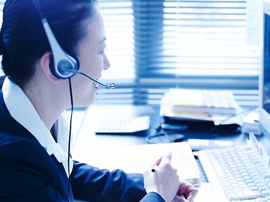 포토 JPG 스튜디오촬영 여자 회사 비즈니스 실내 한명 미소 웃음 사람 동양인 정장 상반신 20대 성인 사무실 펜 볼펜 헤드셋 한국인 업무 직장인 비즈니스우먼 작업실 상담원 상담 텔레마케팅 안내원 여자만 여자한명만 성인여자만 청년만 청년여자만 성인한명만 청년여자한명만 성인여자한명만 성인만 국내포토 직업 1 옷 음향기기 표정 인종 청년 내부 필기구 헤드폰 작업 사무원 서비스업 파일형식