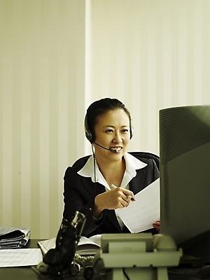 포토 JPG 스튜디오촬영 여자 회사 비즈니스 실내 한명 미소 웃음 사람 동양인 정장 상반신 20대 성인 사무실 펜 볼펜 모니터 헤드셋 한국인 키보드 업무 직장인 비즈니스우먼 작업실 상담원 상담 텔레마케팅 안내원 여자만 여자한명만 성인여자만 청년만 청년여자만 성인한명만 청년여자한명만 성인여자한명만 성인만 국내포토 직업 1 옷 음향기기 표정 인종 청년 내부 컴퓨터 필기구 헤드폰 작업 사무원 서비스업 파일형식