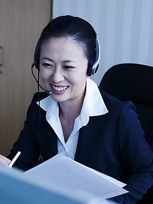 포토 JPG 스튜디오촬영 여자 회사 비즈니스 실내 한명 미소 웃음 사람 동양인 정장 상반신 20대 성인 사무실 펜 볼펜 헤드셋 한국인 업무 직장인 비즈니스우먼 작업실 상담원 상담 문서 텔레마케팅 안내원 여자만 여자한명만 성인여자만 청년만 청년여자만 성인한명만 청년여자한명만 성인여자한명만 성인만 국내포토 직업 1 옷 음향기기 표정 인종 청년 내부 필기구 헤드폰 작업 사무원 서비스업 파일형식