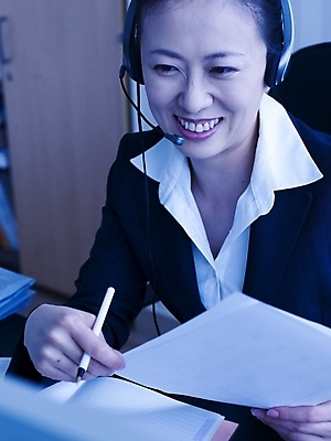 포토 JPG 스튜디오촬영 여자 회사 비즈니스 실내 한명 미소 웃음 사람 동양인 정장 상반신 20대 성인 사무실 펜 볼펜 헤드셋 한국인 업무 직장인 비즈니스우먼 작업실 상담원 상담 텔레마케팅 안내원 여자만 여자한명만 성인여자만 청년만 청년여자만 성인한명만 청년여자한명만 성인여자한명만 성인만 국내포토 직업 1 옷 음향기기 표정 인종 청년 내부 필기구 헤드폰 작업 사무원 서비스업 파일형식