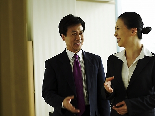 포토 JPG 스튜디오촬영 여자 남자 40대 회사 비즈니스 실내 대화 사람 동양인 정장 상반신 두명 사무실 한국인 직장인 비즈니스맨 비즈니스우먼 양보 중년만 국내포토 직업 옷 중년 말하기 인종 내부 배려 성인만 파일형식