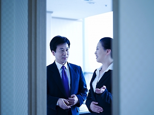 포토 JPG 스튜디오촬영 여자 남자 40대 회사 비즈니스 안내 실내 대화 사람 동양인 정장 상반신 두명 사무실 한국인 직장인 비즈니스맨 비즈니스우먼 중년만 국내포토 직업 옷 중년 말하기 인종 내부 성인만 파일형식