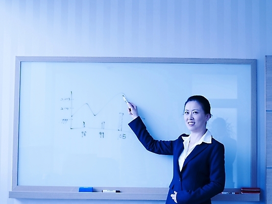 포토 JPG 스튜디오촬영 여자 40대 회사 비즈니스 그래프 실내 대화 설명 한명 사람 동양인 정장 상반신 성인 사무실 칠판 한국인 직장인 비즈니스우먼 프레젠테이션 화이트보드 여자만 여자한명만 성인여자만 성인한명만 성인여자한명만 중년만 중년여자만 중년여자한명만 성인만 국내포토 직업 1 옷 중년 모션 말하기 인종 내부 파일형식