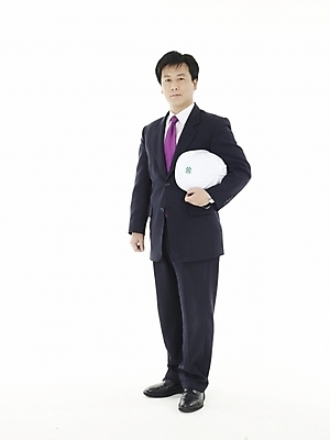 포토 JPG 스튜디오촬영 남자 산업 40대 중년 비즈니스 실내 한명 누끼 사람 동양인 정장 상반신 성인 한국인 직장인 비즈니스맨 안전모 남자만 남자한명만 성인남자만 성인한명만 성인남자한명만 중년만 중년남자만 중년남자한명만 성인만 국내포토 직업 1 옷 인종 내부 헬멧 안전장비 파일형식