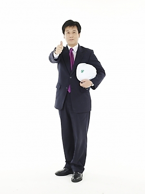 포토 JPG 스튜디오촬영 남자 산업 40대 중년 비즈니스 실내 한명 누끼 사람 동양인 정장 상반신 성인 한국인 엄지손가락 직장인 비즈니스맨 안전모 따봉 남자만 남자한명만 성인남자만 성인한명만 성인남자한명만 중년만 중년남자만 중년남자한명만 성인만 국내포토 직업 1 옷 손가락 인종 내부 최고 헬멧 안전장비 파일형식