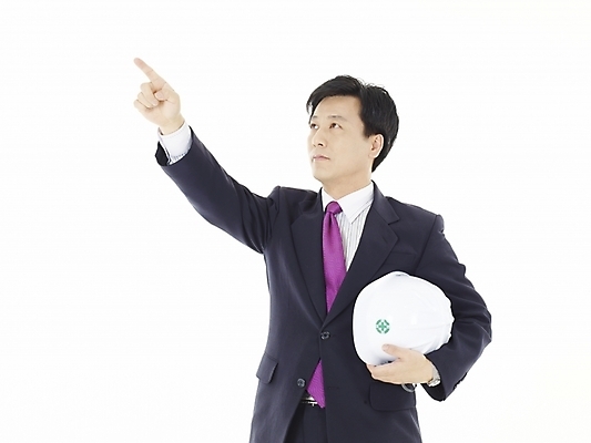 포토 JPG 스튜디오촬영 남자 산업 40대 중년 비즈니스 손가락 실내 한명 사람 동양인 정장 상반신 성인 한국인 가리킴 직장인 비즈니스맨 안전모 남자만 남자한명만 성인남자만 성인한명만 성인남자한명만 중년만 중년남자만 중년남자한명만 성인만 국내포토 직업 1 손 옷 인종 손짓 내부 헬멧 안전장비 파일형식