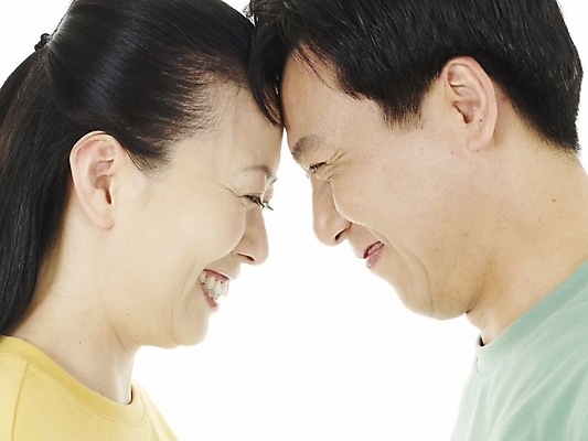 포토 JPG 스튜디오촬영 부부 커플 여자 남자 40대 실내 미소 웃음 누끼 사람 동양인 근접촬영 성인 두명 한국인 이마맞대기 이마 중년만 성인만 국내포토 뷰포인트 중년 관계 표정 인종 내부 얼굴맞대기 파일형식