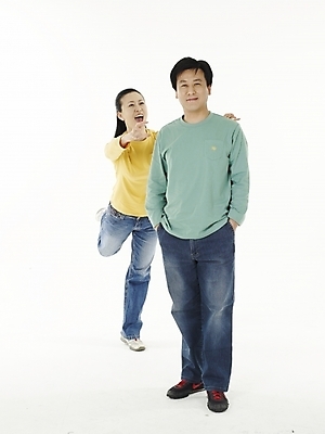 포토 JPG 스튜디오촬영 전신 부부 커플 여자 남자 40대 실내 누끼 사람 동양인 성인 두명 한국인 놀래키기 중년만 성인만 국내포토 중년 관계 모션 인종 내부 파일형식