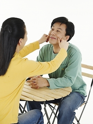 포토 JPG 스튜디오촬영 전신 부부 커플 여자 남자 40대 의자 탁자 실내 미소 웃음 사람 동양인 성인 두명 한국인 학대 꼬집기 벌칙 중년만 성인만 국내포토 중년 가구 관계 모션 표정 인종 내부 사회이슈 파일형식