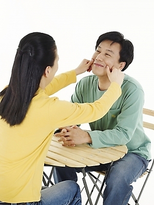 포토 JPG 스튜디오촬영 전신 부부 커플 여자 남자 40대 의자 탁자 실내 미소 웃음 사람 동양인 성인 두명 한국인 학대 꼬집기 벌칙 중년만 성인만 국내포토 중년 가구 관계 모션 표정 인종 내부 사회이슈 파일형식