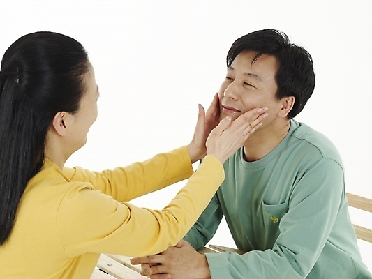 포토 JPG 스튜디오촬영 전신 부부 커플 여자 남자 40대 의자 장난 탁자 실내 미소 웃음 사람 동양인 근접촬영 성인 두명 한국인 벌칙 중년만 성인만 국내포토 뷰포인트 중년 가구 관계 표정 인종 내부 파일형식