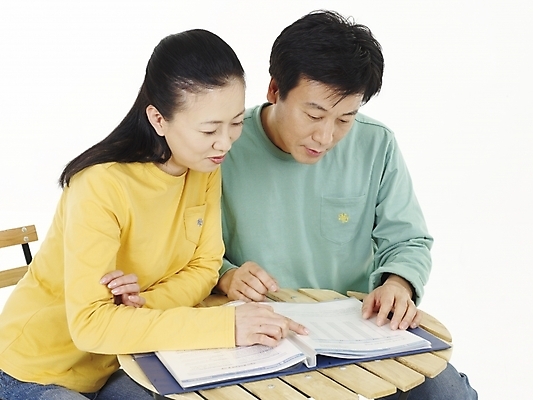 포토 JPG 스튜디오촬영 부부 커플 여자 남자 40대 의자 탁자 실내 미소 사람 성인 두명 금융 노란색 한국인 청바지 문서 계약서 보험 보험계약서 중년만 성인만 국내포토 컬러 중년 가구 바지 관계 표정 동양인 내부 경제 파일형식