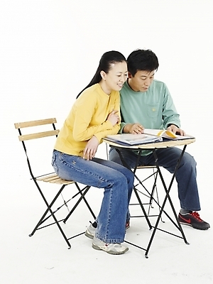 포토 JPG 스튜디오촬영 부부 커플 여자 남자 40대 의자 탁자 실내 미소 사람 성인 두명 금융 노란색 한국인 청바지 문서 계약서 보험 보험계약서 중년만 성인만 국내포토 컬러 중년 가구 바지 관계 표정 동양인 내부 경제 파일형식