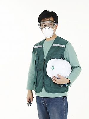 포토 JPG 스튜디오촬영 전신 남자 건축 산업 40대 중년 노동자 고글 건설업 실내 마스크 한명 누끼 사람 동양인 상반신 성인 한국인 도구 공구 청바지 조끼 기술자 안전모 남자만 남자한명만 성인남자만 성인한명만 성인남자한명만 중년만 중년남자만 중년남자한명만 성인만 국내포토 직업 1 바지 인종 내부 외투 헬멧 안전장비 파일형식