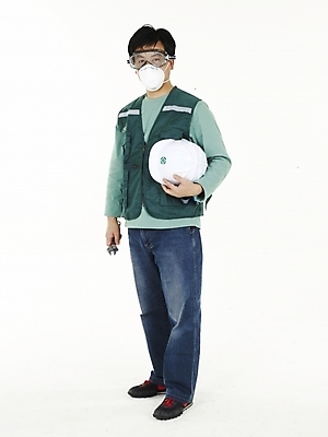 포토 JPG 스튜디오촬영 전신 남자 건축 산업 40대 중년 노동자 고글 건설업 실내 마스크 한명 누끼 사람 동양인 성인 한국인 도구 공구 청바지 조끼 기술자 안전모 방진마스크 남자만 남자한명만 성인남자만 성인한명만 성인남자한명만 중년만 중년남자만 중년남자한명만 성인만 국내포토 직업 1 바지 인종 내부 외투 헬멧 안전장비 파일형식