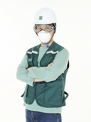 포토 JPG 스튜디오촬영 전신 남자 건축 산업 40대 중년 노동자 고글 건설업 실내 마스크 한명 누끼 사람 동양인 성인 팔짱 한국인 청바지 조끼 기술자 안전모 방진마스크 남자만 남자한명만 성인남자만 성인한명만 성인남자한명만 중년만 중년남자만 중년남자한명만 성인만 국내포토 직업 1 바지 모션 인종 내부 외투 헬멧 안전장비 파일형식