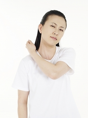 포토 JPG 스튜디오촬영 여자 스트레스 실내 피곤 한명 사람 동양인 상반신 20대 성인 고통 한국인 질병 어깨 어깨통증 오십견 여자만 여자한명만 성인여자만 청년만 청년여자만 성인한명만 청년여자한명만 성인여자한명만 성인만 국내포토 1 감정 컨셉 의학 인종 청년 내부 신체부위 파일형식