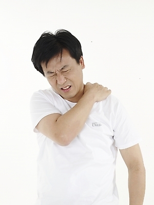 포토 JPG 스튜디오촬영 남자 40대 중년 스트레스 실내 피곤 한명 사람 동양인 상반신 성인 고통 한국인 질병 어깨 어깨통증 오십견 남자만 남자한명만 성인남자만 성인한명만 성인남자한명만 중년만 중년남자만 중년남자한명만 성인만 국내포토 1 감정 컨셉 의학 인종 내부 신체부위 파일형식