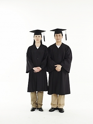 포토 JPG 스튜디오촬영 전신 여자 교육 남자 40대 중년 학사모 졸업 졸업식 실내 누끼 사람 동양인 두명 빨간색 세로 검은색 한국인 졸업가운 중년만 국내포토 모자_잡화 컬러 인종 성인 내부 가운 성인만 파일형식