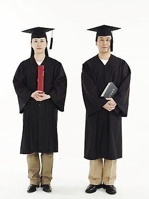 포토 JPG 스튜디오촬영 전신 여자 교육 남자 40대 중년 학사모 졸업 졸업식 실내 누끼 사람 동양인 두명 빨간색 세로 검은색 한국인 졸업가운 졸업장 중년만 국내포토 모자_잡화 컬러 인종 성인 내부 가운 성인만 파일형식