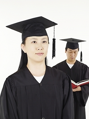 포토 JPG 스튜디오촬영 여자 교육 남자 40대 중년 학사모 졸업 졸업식 실내 누끼 사람 동양인 두명 책 빨간색 세로 검은색 한국인 졸업가운 졸업장 중년만 국내포토 모자_잡화 컬러 인종 성인 내부 가운 성인만 파일형식