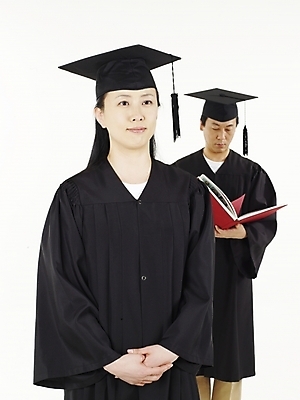 포토 JPG 스튜디오촬영 여자 교육 남자 40대 중년 학사모 졸업 졸업식 실내 누끼 사람 동양인 두명 책 빨간색 세로 검은색 한국인 졸업가운 졸업장 중년만 국내포토 모자_잡화 컬러 인종 성인 내부 가운 성인만 파일형식