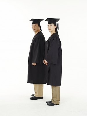 포토 JPG 스튜디오촬영 여자 교육 남자 40대 중년 학사모 졸업 졸업식 실내 누끼 사람 동양인 두명 세로 검은색 한국인 졸업가운 졸업장 중년만 국내포토 모자_잡화 컬러 인종 성인 내부 가운 성인만 파일형식