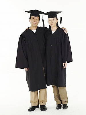 포토 JPG 스튜디오촬영 여자 교육 남자 40대 중년 학사모 졸업 어깨동무 졸업식 실내 누끼 사람 동양인 두명 세로 검은색 한국인 졸업가운 졸업장 중년만 국내포토 모자_잡화 컬러 포즈 인종 성인 내부 가운 성인만 파일형식