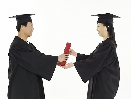 포토 JPG 여자 교육 남자 40대 중년 학사모 졸업 졸업식 실내 누끼 사람 동양인 두명 빨간색 검은색 한국인 졸업가운 졸업장 중년만 국내포토 모자_잡화 컬러 인종 성인 내부 가운 성인만 파일형식