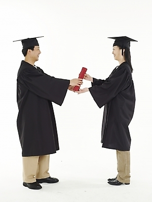 포토 JPG 스튜디오촬영 여자 교육 남자 40대 중년 학사모 졸업 졸업식 실내 누끼 사람 동양인 두명 빨간색 세로 검은색 한국인 졸업가운 졸업장 중년만 국내포토 모자_잡화 컬러 인종 성인 내부 가운 성인만 파일형식