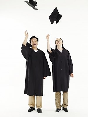 포토 JPG 스튜디오촬영 전신 여자 교육 남자 40대 중년 학사모 졸업 날리기 졸업식 실내 사람 동양인 두명 세로 검은색 한국인 졸업가운 던지기 즐거움 중년만 국내포토 모자_잡화 감정 컬러 모션 인종 성인 내부 가운 성인만 파일형식