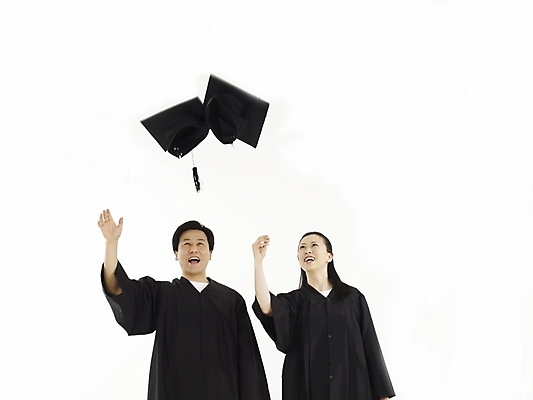 포토 JPG 여자 교육 남자 40대 중년 학사모 졸업 날리기 졸업식 실내 누끼 사람 동양인 상반신 두명 검은색 한국인 졸업가운 던지기 즐거움 중년만 국내포토 모자_잡화 감정 컬러 모션 인종 성인 내부 가운 성인만 파일형식