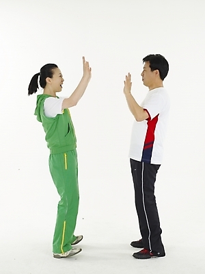 포토 JPG 스튜디오촬영 전신 여자 남자 40대 놀이 실내 누끼 사람 동양인 성인 두명 초록색 운동복 운동 한국인 손바닥치기 중년만 성인만 국내포토 옷 컬러 중년 건강 인종 내부 파일형식