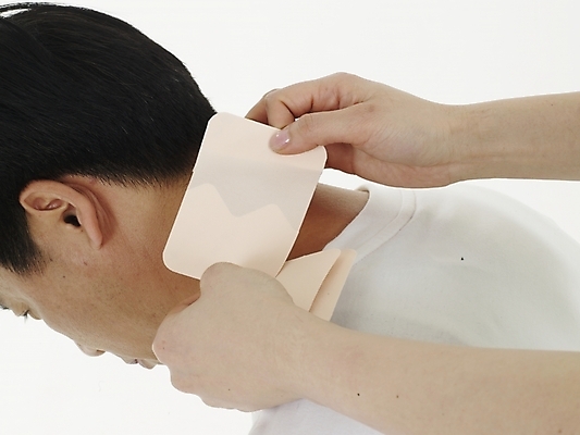 포토 JPG 스튜디오촬영 손 여자 남자 40대 실내 사람 동양인 근접촬영 성인 두명 신체부위 치료 초록색 운동복 약 고통 근육통 파스 중년만 성인만 국내포토 옷 감정 뷰포인트 컬러 중년 의학 인종 내부 의료용품 파일형식 의료기기