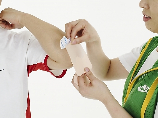 포토 JPG 스튜디오촬영 여자 남자 40대 실내 사람 동양인 근접촬영 성인 두명 치료 초록색 운동복 약 고통 근육통 파스 팔꿈치 중년만 성인만 국내포토 옷 감정 뷰포인트 컬러 중년 의학 인종 내부 신체부위 의료용품 팔 파일형식