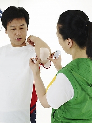 포토 JPG 스튜디오촬영 여자 남자 40대 실내 사람 동양인 성인 두명 치료 초록색 운동복 약 고통 한국인 근육통 파스 팔꿈치 중년만 성인만 국내포토 옷 감정 컬러 중년 의학 인종 내부 신체부위 의료용품 팔 파일형식