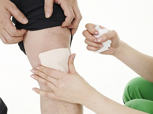 포토 JPG 스튜디오촬영 손 여자 남자 40대 실내 사람 동양인 근접촬영 성인 두명 신체부위 치료 초록색 운동복 약 고통 무릎 근육통 파스 중년만 성인만 국내포토 옷 감정 뷰포인트 컬러 중년 의학 인종 내부 의료용품 파일형식