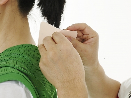 포토 JPG 스튜디오촬영 손 여자 남자 40대 실내 사람 동양인 근접촬영 성인 두명 신체부위 치료 초록색 운동복 약 고통 목 근육통 파스 중년만 성인만 국내포토 옷 감정 뷰포인트 컬러 중년 의학 인종 내부 의료용품 파일형식