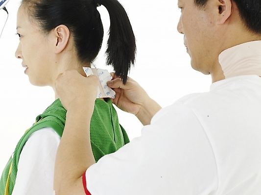 포토 JPG 스튜디오촬영 여자 남자 40대 실내 사람 동양인 근접촬영 성인 두명 치료 초록색 운동복 약 고통 한국인 목 근육통 파스 중년만 성인만 국내포토 옷 감정 뷰포인트 컬러 중년 의학 인종 내부 신체부위 의료용품 파일형식