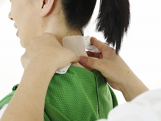 포토 JPG 스튜디오촬영 손 여자 남자 40대 실내 사람 동양인 근접촬영 성인 두명 신체부위 치료 초록색 운동복 약 고통 목 근육통 파스 중년만 성인만 국내포토 옷 감정 뷰포인트 컬러 중년 의학 인종 내부 의료용품 파일형식