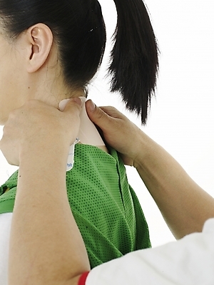 포토 JPG 스튜디오촬영 손 여자 남자 40대 실내 사람 동양인 근접촬영 성인 두명 신체부위 치료 초록색 운동복 약 고통 목 근육통 파스 중년만 성인만 국내포토 옷 감정 뷰포인트 컬러 중년 의학 인종 내부 의료용품 파일형식