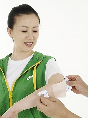 포토 JPG 스튜디오촬영 여자 남자 40대 실내 사람 동양인 성인 두명 치료 초록색 운동복 약 고통 한국인 근육통 파스 팔꿈치 중년만 성인만 국내포토 옷 감정 컬러 중년 의학 인종 내부 신체부위 의료용품 팔 파일형식