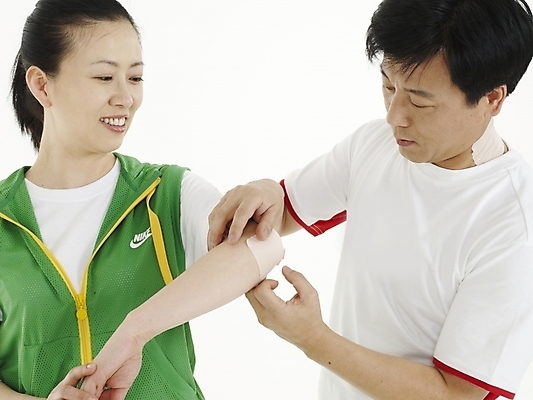 포토 JPG 스튜디오촬영 여자 남자 40대 실내 사람 동양인 성인 두명 치료 초록색 운동복 약 고통 한국인 근육통 파스 팔꿈치 중년만 성인만 국내포토 옷 감정 컬러 중년 의학 인종 내부 신체부위 의료용품 팔 파일형식